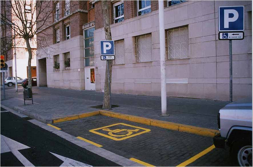 Aparcamientos. Plaza reservada accesible señalizada horizontal y verticalmente. 