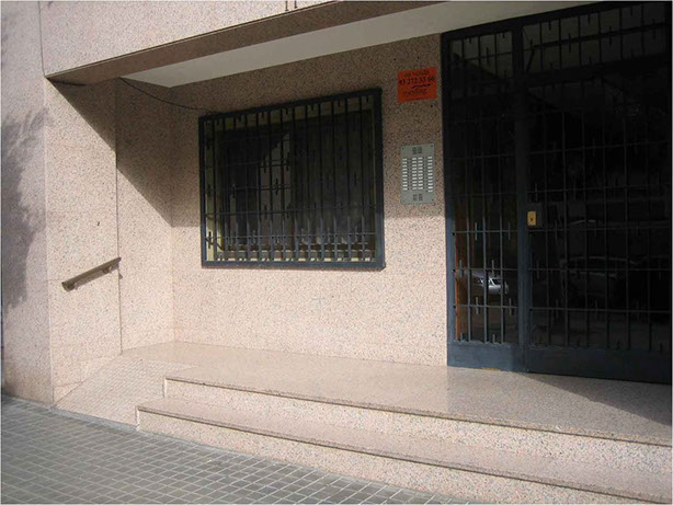 Accesos. No accesibles. Escaleras con barandillas, pero con rampa de pendiente excesiva. 