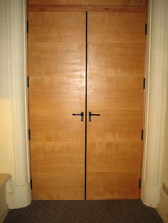 En la imagen se observa una puerta accesible de una hoja. Buena señalización de colores. Puertas. Puerta accesible de una hoja. Buena señalizaci