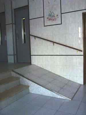 Rampas. Rampa - tobogán provisional no accesible. Sin pasamanos. Pendiente excesiva. 