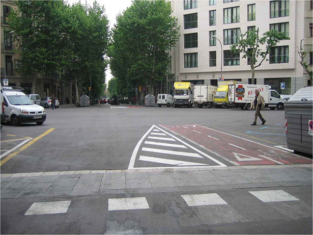 Carril-bici: Integrado en paso de peatones. 