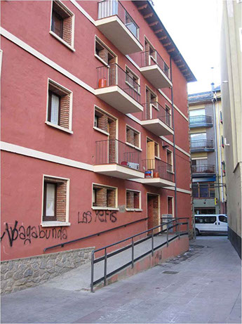 Rampas al exterior. Accesible. Vivienda unifamiliar. Los pasamanos se referenciaran hasta el suelo, en el inicio de la misma. 