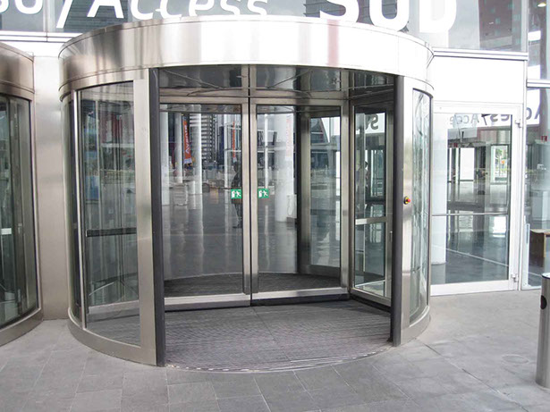 Puertas giratorias accesibles. Gran ámbito de paso. Velocidad reducida mediante pulsador. 
