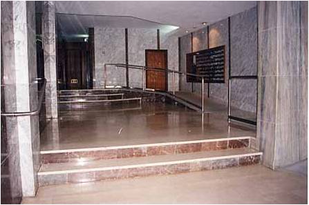 Rampas. Combinación de escaleras y rampa accesible en vestíbulo de vivienda. 