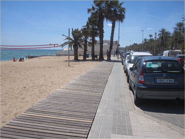Pavimentos accesibles: Pavimento accesible de madera al exterior. 