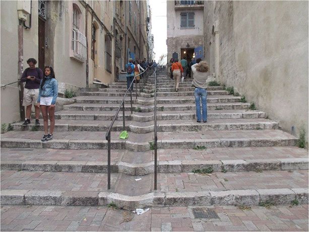 Escaleras al exterior. No Accesible. Faltan barandillas a doble altura y a ambos lados. 