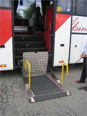 En la imagen se observa la imagen de un autobús con plataforma elevadora vertical para acceder a su interior. Autobús con plataforma elevadora v