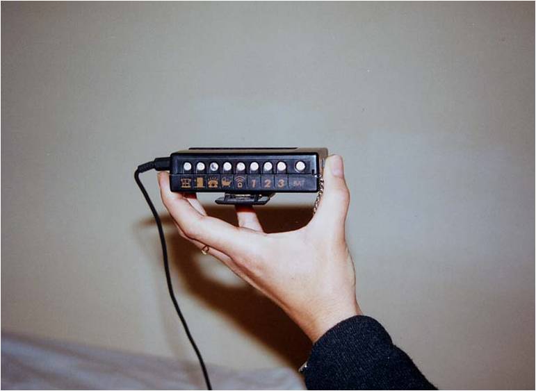 Avisador personal por vibración, de manera que cuando suena el timbre de la puerta el avisador vibra y se enciende la luz correspondiente a puer