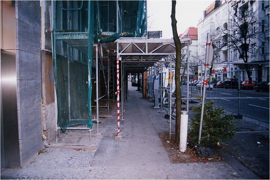 Itinerario de peatones: Obras accesibles. Suficientemente amplio. 