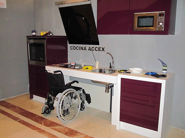 Armarios de cocina que se desplazan verticalmente, a través de unas guías,