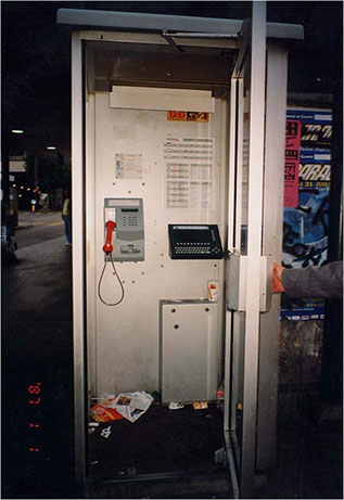 Cabina telefónica, con teléfono de texto complementario. 