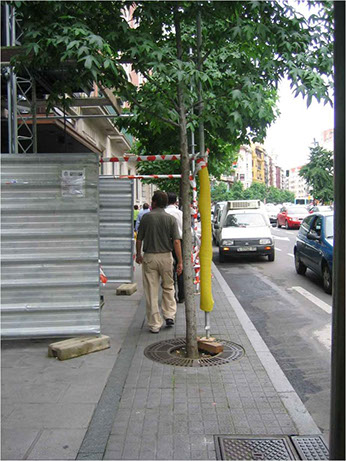 Itinerario de peatones: Obras no accesible. Falta señalización luminosa, auditiva y recorrido alternativo. 