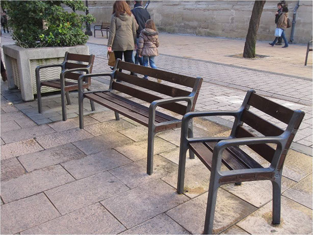 Mobiliario Urbano. Banco-silla accesible. Altura correcta con apoyabrazos. 