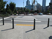 Vados de peatones accesible: Total amplitud del paso de peatones a nivel de la calzada. Pendiente suave. 