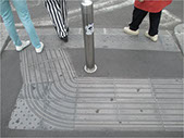 Paso de peatones: No accesible. Mobiliario urbano en la zona de paso. 