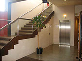 Escaleras accesibles con ascensor alternativo.