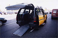 Taxi adaptado. Acceso trasero por rampa de pronunciada pendiente, para usuarios de silla de ruedas. 