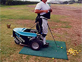 Jugador de golf en silla de ruedas:Jugador de golf en una silla de ruedas que se eleva para poder realizar los movimientos en posición "de pie" 