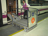 En la imagen se observa un acceso al vagón adaptado para personas con discapacidades, mediante plataforma elevadora vertical. Acceso al vagón ad