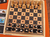 Tableros para parchís, damas o ajedrez, con superficie en altorrelieve y agujeros donde encajar las fichas. 