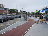 Carril-bici: Buena señalización carril-bici. Zona común con parada de bus y taxi. 