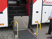 En la imagen se observa la imagen de un autobús con plataforma elevadora vertical para acceder a su interior. Autobús con plataforma elevadora v