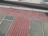 Vados de peatones: Accesibilidad correcta. Señalizado con cambio de textura y color. 