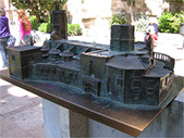 Maqueta en altorrelieve y Braille de un conjunto de patrimonio histórico-artístico, situado en la vía pública, al lado de dicho monumento. 