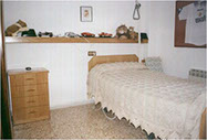 En la imagen se observa una cama adaptada con mando a distancia para graduar su altura. Mobiliario. Cama adaptada con mando a distancia para gra