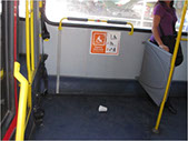 En la imagen se observa el interior de un autobús. Interior de autobús. Espacio reservado para personas con discapacidad y acompañantes. 