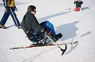 Silla para esquiar:Existen diferentes sillas para esquiadores. En este caso se dispone de un solo esquí y se acompaña de bastones con esquís (e 